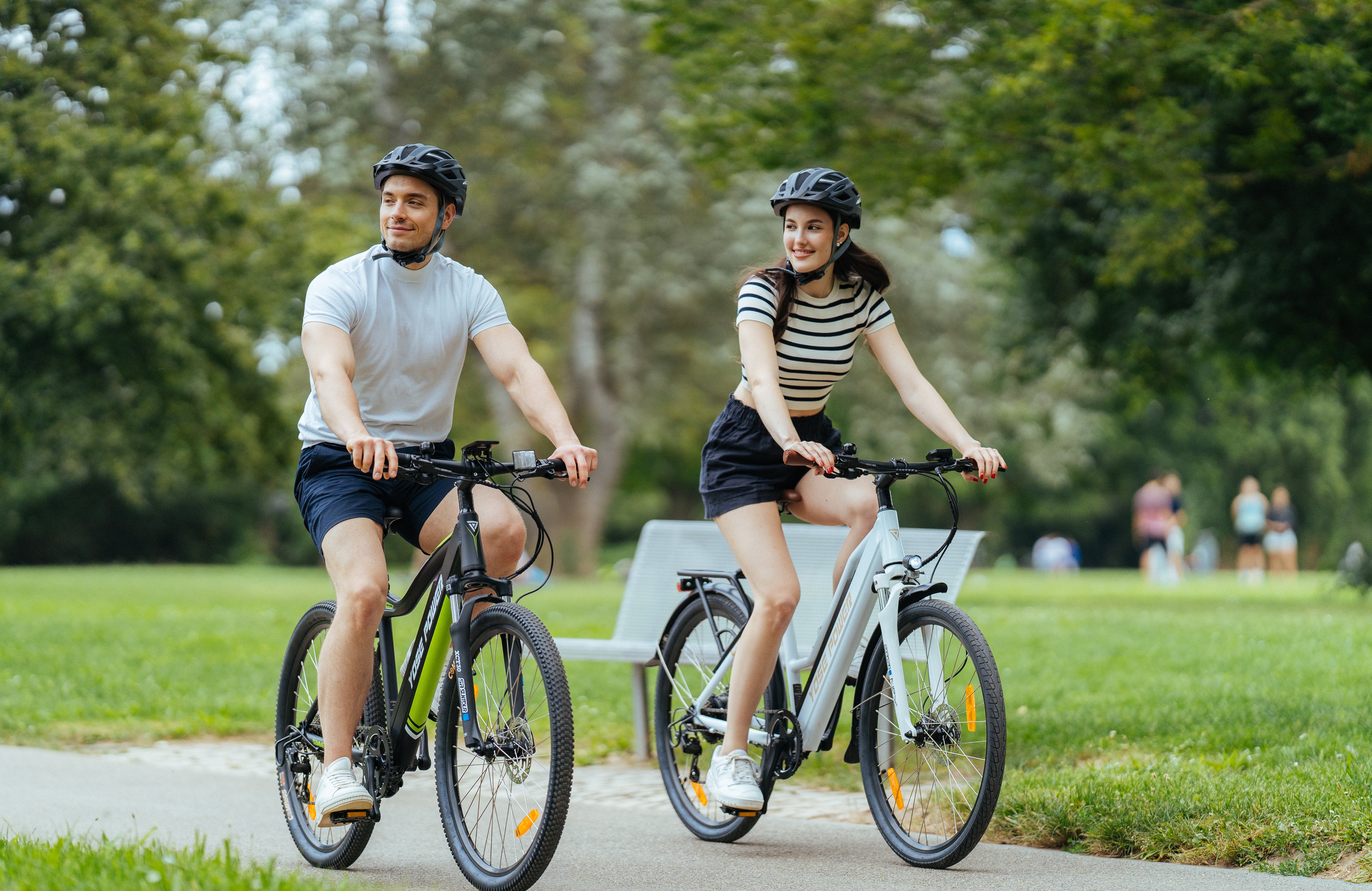 Een stel fietst